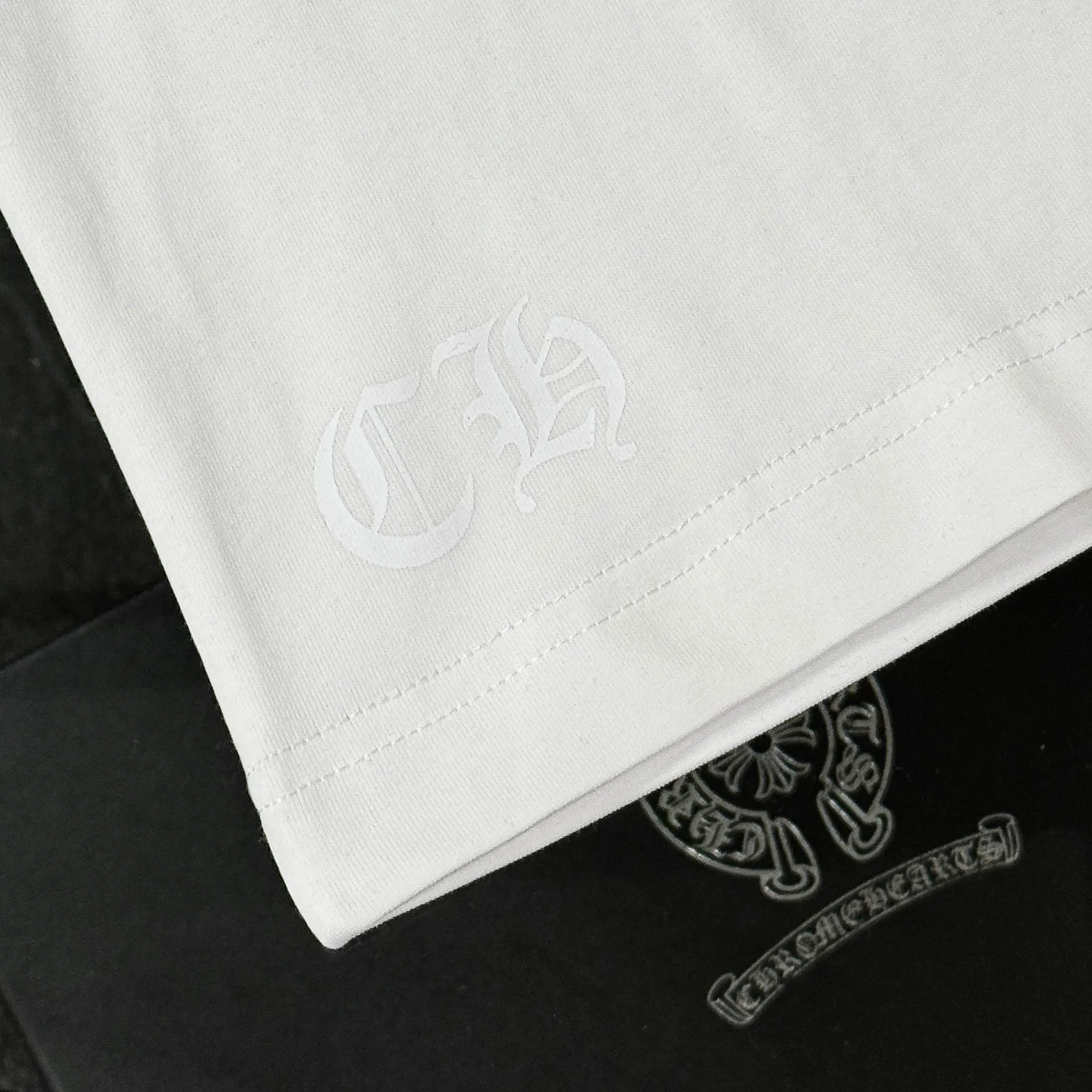 P170 Chrome Hearts 25 high-end versions. The fabric is made of 300 grams of high-density pure cotton. It does not deform or shrink. It has three labels. It is the same style for men and women. Technology: suede foaming + digital printing. Color: white, black. SIZE: S-XL.